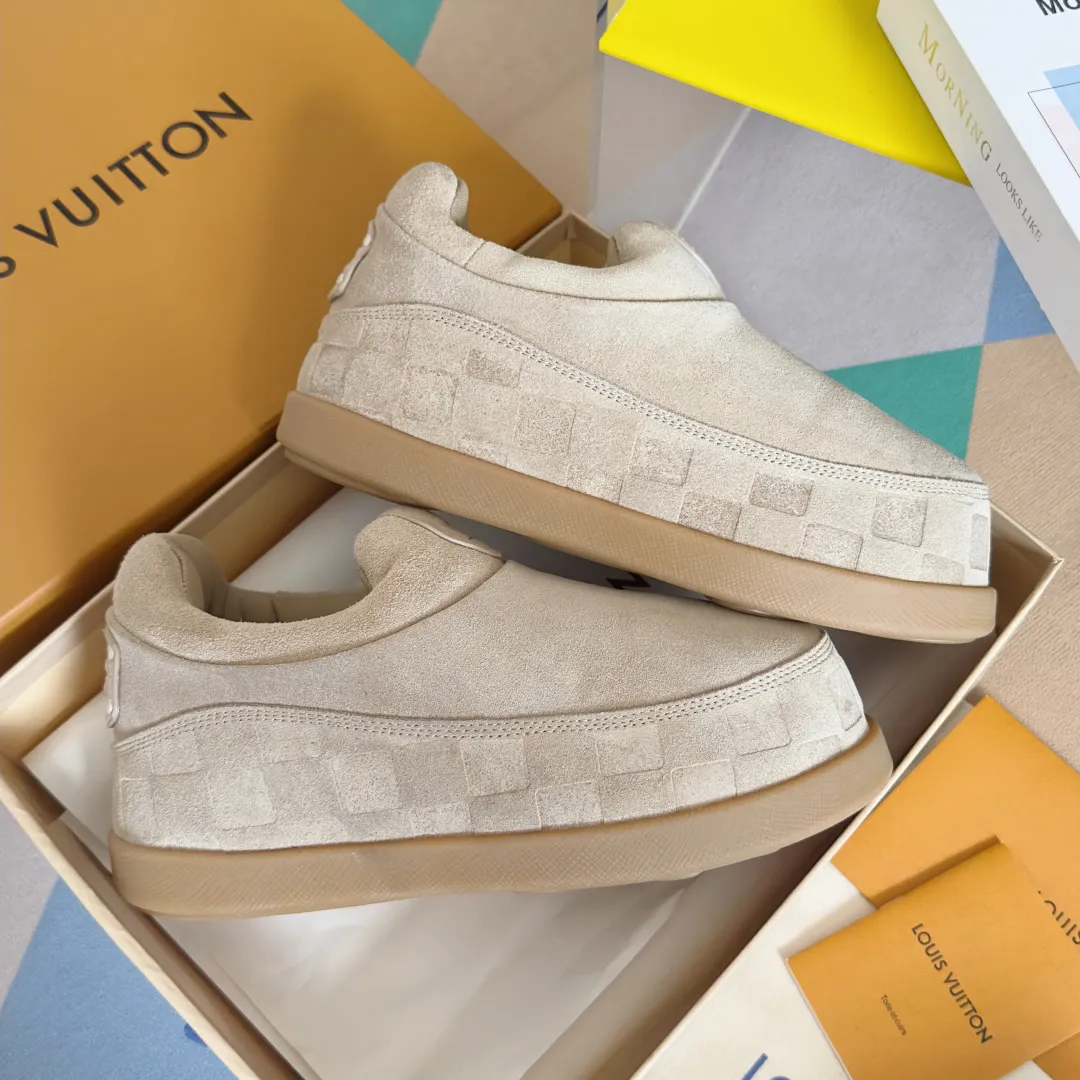[L Family x Ingo joint model] Top P: 820💰 ▪️Size: Women's 35-40 (customized at 41.42 for women). Men's 39-44 (customized at 38.45.46) LV x Ingo joint model Top version Fatty Forrest Gump shoes Thick sole Couple model Casual sports shoes Original purchase and development Production LV Yeti lace-up shoes from LV Yeti The series combines Japanese "small feet" fashion aesthetics with classic Louis Vuitton elements in avant-garde strokes, subtly paying tribute to the traditional Japanese culture of taking off shoes when entering the house. The suede cow leather is partially embossed with Nigo's reinterpreted Damier pattern, and the comfortable casual shoe configuration highlights street style. Exquisite packaging at the delivery counter🛍📦 ▪️Fabric: Original imported first-layer cowhide ▪️Inner lining: Original custom-made breathable mesh ▪️Sole: Original molded non-slip TPU material ▪️Sole thickness: 5CM